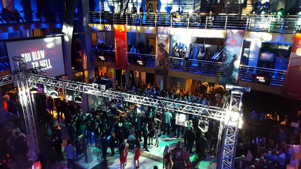 Gala w sali Patio: oświetlenie sceniczne zawieszone na kratownicy nad gośćmi