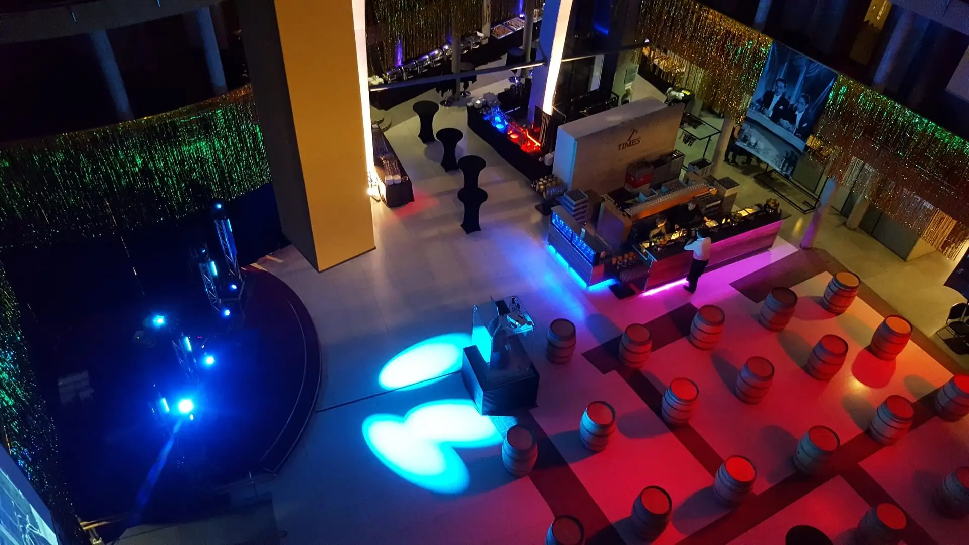 Sala przygotowana do przyjęcia wieczornego