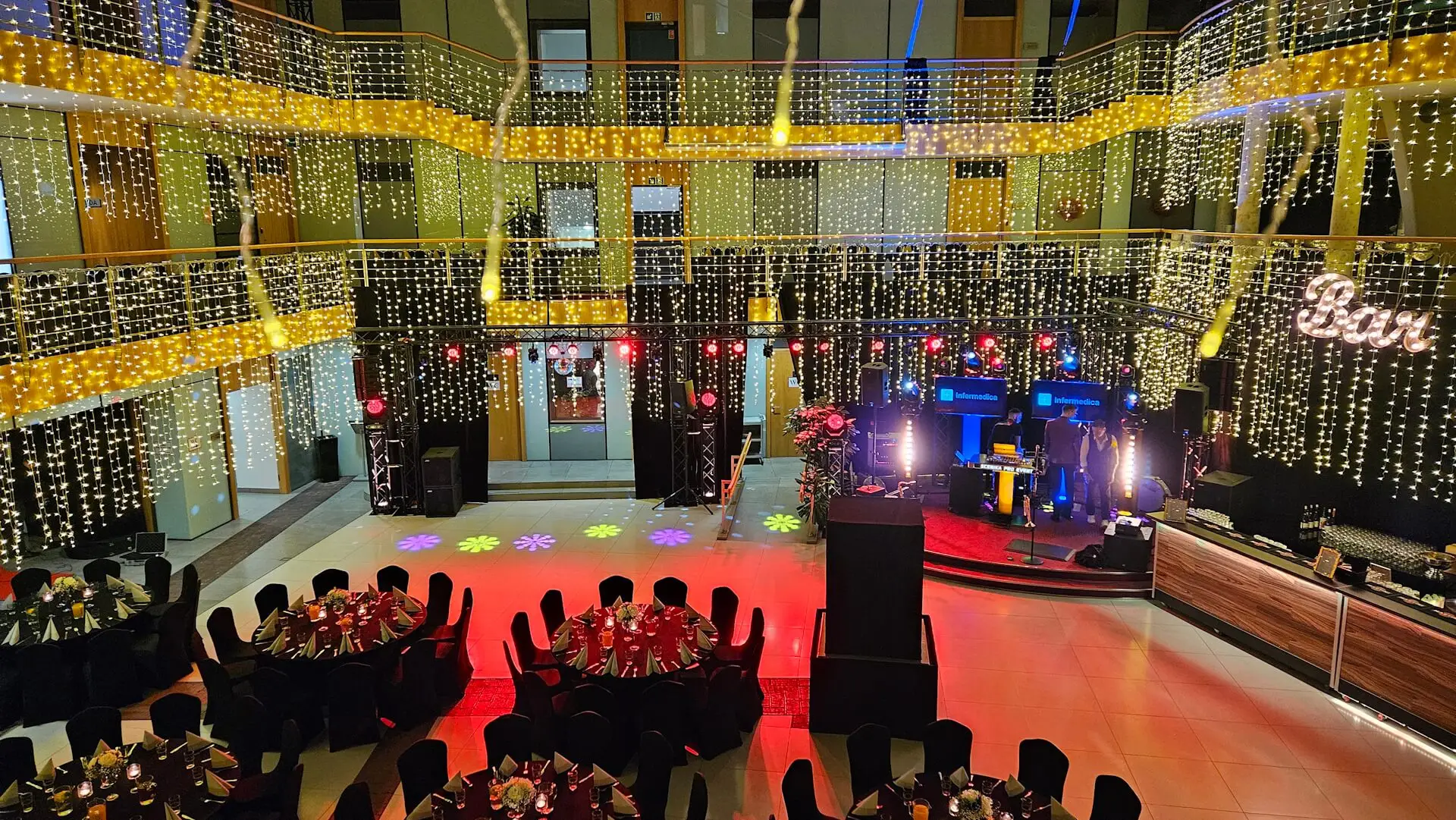 Sala Patio z oświetleniem zawieszonym nad przestrzenią