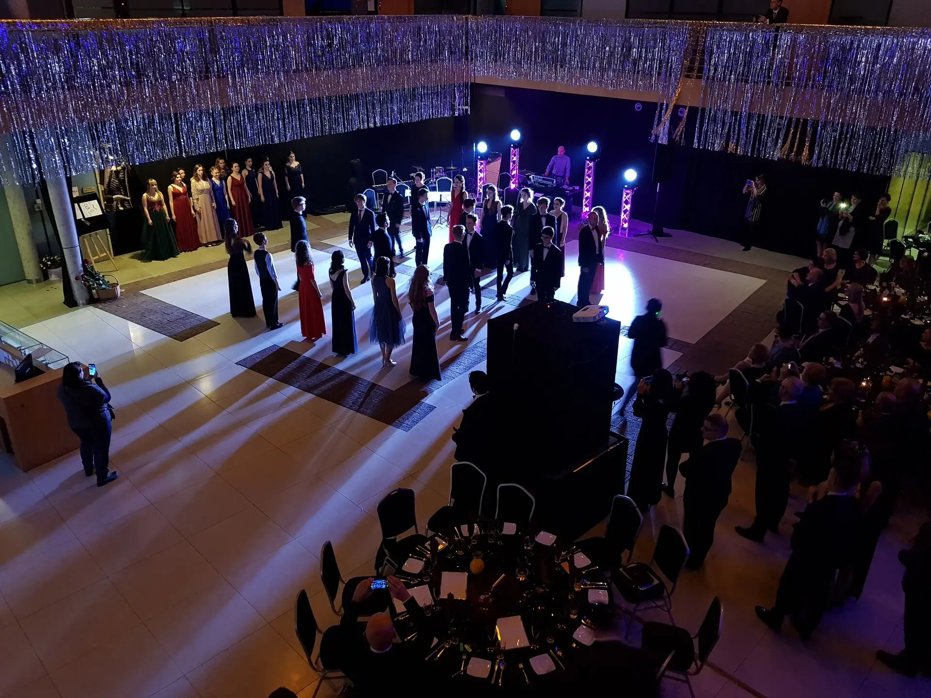Sala przygotowana na bal, widok z góry