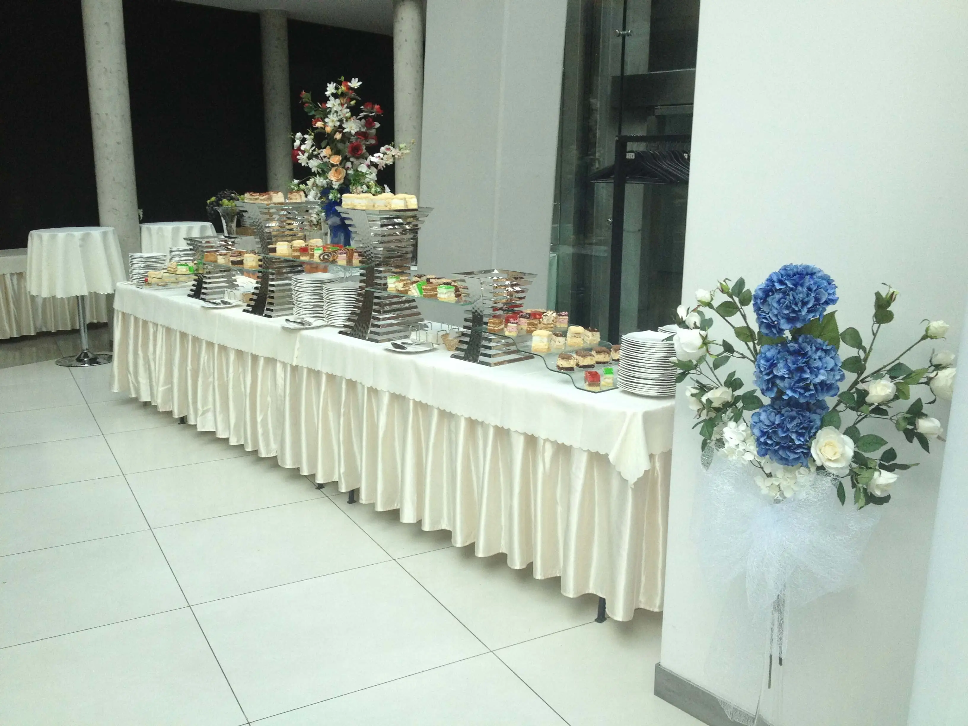 Sala przygotowana na wesele: stoły i dekoracja
